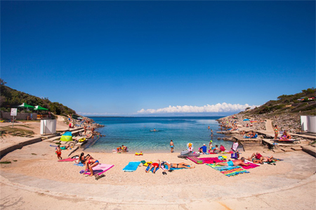 Chorvatsko: Zájezd s ubytováním v Camping Village & Resort Poljana na ostrovu Losinj.
Rezort sa nachádza v najjužnejšej časti ostrova, 3 km od mesta Malý Lošinj, ktoré je dostupné pešo príjemnou prechádzkou, či lodným taxi.

Ubytovanie
Mobilné domy sú umiestnené na terasách v mediteránskej zeleni s čiastočným výhľadom na Lošinjski záliv a mestečko Mali Lošinj.

Stravovanie
Vlastné (je tu reštaurácia a obchod s potravinami)
Pláže
Pozdĺž strediska, terasovito svahovitého k moru a ponoreného do tieňa borovicového lesa, sa rozprestiera menšia piesočno-kamienková pláž a prírodná kamenistá pláž s upravenými vstupmi do vody.

Šport a zábava
Rezort disponuje futbalovým a detským ihriskom, ihriskom na malý futbal, kurtom pre plážový volejbal, požičovňou bicyklov a paddleboard, supermarketom, barom, kaviarňou a reštauráciou.
Tipy na výlety
Ostrovy Susak, Ilovik, Unije, Srakane, Rab
Delegát CK
V stredisku je česky hovoriaci delegát.