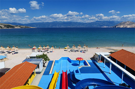 Chorvatsko: Zájezd s ubytováním v Baška Beach Camping Resort, destinace Ostrov Krk.
Leží na okraji mesta Baška, pozdĺž nádhernej, dlhej mestské pláže.

Ubytovanie
Karavany majú vždy poschodovú posteľ (2P).
Stravovanie
Vlastné

Pláže
1,8 km dlhá 
