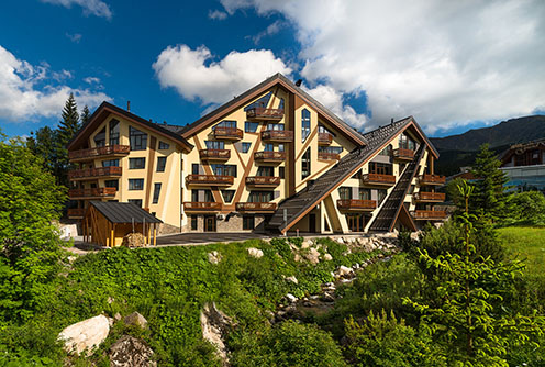 Komfortní wellness pobyt v Jasné pod Chopkom - Hotel Pošta ****.
Najlepšie celoročné stredisko na Slovensku. Stredisko Jasná sa nachádza v národnom parku Nízkych Tatier a predstavuje najväčší lyžiarsky areál v strednej a východnej Európe s výbornými podmienkami pre zimné športy na severnej i južnej strane Chopku (2 024 m).

Prvý ski-in ski-out boutique hotel v Jasnej.

V hoteli si môžete vybrať ubytovanie v jednej zo štýlovo zariadených izieb.Väčšina izieb Deluxe má vlastný balkón. Izby Deluxe Saffron dostali pomenovanie po matracoch Saffron - Phantasia, vďaka ktorým môžeme našim hosťom dopriať ešte viac pohodlia a dokonalý spánok.
 
Doprajte si ničím nerušené chvíle odpočinku v Boutique wellness.
Vybavenie hotela
Hotel Pošta ponúka rozsiahle služby k Vašej úplnej spokojnosti a pohodliu.

NONSTOP recepcia
Concierge služby
WiFi pripojenie na izbách aj v celom hoteli
Parkovanie
Denná tlač
Room service
Požičovňa bicyklov a kolobežiek počas leta
Požičovňa spoločenských hier
Predaj suvenírov a doplnkového tovaru
Predaj šperkov
Doggy welcome bag
Babysitting
Dogsitting
GOPASS ambasador
Úschovňa lyží

Užitočné informácie
Dovoľujem si Vás informovať, že na mieste doterajšieho centrálneho parkoviska v stredisku Jasná – Centrum, prebieha výstavba nového hotela.