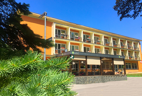 Pobyt v hotelu Rezident v centru lázeňského města Turčianské Teplice s polopenzí.
 
Hotel Rezident je príjemný rodinný hotel, ktorý je obklopený krásnou zeleňou kúpeľného parku a je východiskovým miestom pre oddychové a wellness aktivity. Výhodou ubytovania v Hoteli Rezident je jeho poloha v priamom centre kúpeľného mesta Turčianske Teplice.

Väčšina izieb je situovaná na juh a má výhľad na centrum mesta a krásny kúpeľný park. Súčasťou každej izby je sociálne zariadenie so sprchovacím kútom, televízor s LED obrazovkou a káblovou televíziou a bezplatné Wi-Fi pripojenie. Priestranný apartmán spĺňa náročné požiadavky klientely.

Na širokom sortimente slovenskej a stredoeurópskej kuchyne, vín, destilátov, teplých a studených nápojov si pochutnáte v hotelovej reštaurácii, ktorá ponúka komfortné sedenie v príjemnom prostredí. Súčasťou hotelovej reštaurácie je aj letná terasa s nádherným výhľadom na mestský park a príjemným posedením počas letných dní.

Zaslúžený relax si vychutnáte v SPA & AQUAPARK, ktorý leží na okraji krásneho kúpeľného parku.