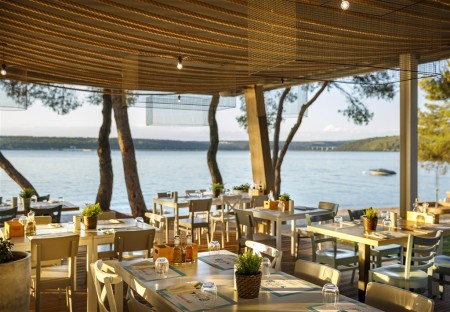 Istrie - dovolená v prémiovém rodinném resortu nejvyšší kvality s 3 km dlouhou pláží.
Lanterna Premium Camping Resort je jedným z najznámejších, najväčších a najlepšie vybavených rezortov v celom Chorvátsku s fantastickým umiestnením pri mori na zalesnenom polostrove Lanterna.

Ubytovanie
Mobilný dom Premium Exclusive Grand: Sú umiestnené v zóne Bernazza v severovýchodnej časti kempu v tzv.

cca 36 m2, pre 2–6 osoby
1 spálňa s manželským dvojlôžkom (164×204 cm), matrac 18 cm
1 spálňa s dvoma samostatnými lôžkami (84×205 cm), matrac 18 cm
Obytná miestnosť s rozkladacím dvojlôžkom
Deky a vankúše (posteľná bielizeň a uteráky za povinný príplatok)
2× sociálne zariadenie (sprcha, toaleta, umývadlo, fén)
2× klimatizácia, TV
Kompletne vybavená kuchynská linka
Chladnička 212 l, umývačka, rýchlovarná kanvica, kávovar, mikrovlnná rúra
Krytá terasa cca 25–27 m2
Záhradný nábytok (stôl, stoličky, 2× slnečné ležadlo), gril za príplatok
Parkovacie miesto pre jedno vozidlo (za príplatok)

 Mobilný dom Lux a Lux Grand: Mobilné domy sú umiestnené asi 30 m nad morom.

cca 24 m2, pre 2–6 osoby (cca 32 m² Lux Grand)
1 spálňa s manželským dvojlôžkom
1 spálňa s dvoma samostatnými lôžkami
Obytná miestnosť s rozkladacím dvojlôžkom
Deky a vankúše (posteľná bielizeň za príplatok)
Sprcha, toaleta, umývadlo (v rôznych modifikáciach), (Lux Grand - 2x)
Klimatizácia
Kompletne vybavená kuchynská linka
Chladnička 212 l, rýchlovarná kanvica, mikrovlnná rúra
Krytá terasa cca 9–14 m²
Záhradný nábytok (stôl, stoličky, prípadne slnečné ležadlo)
Parkovacie miesto pre jedno vozidlo (za príplatok)


Stravovanie
Vlastné (v kempe je reštaurácia, pizzeria, fast-food, supermarket, predajňa rýb, stánky s ovocím a zeleninou, pekáreň, ...)

Pláže
Val Adria Sandy Family Plaža s bazénom a barom (cca 500 m od mobilných domov č.

 Pláže sú ocenené Modrou vlajkou za čistotu mora.
Šport a zábava
 

Aquamar Lanterna - rodinný sladkovodný park vyhrievaný na 28 ° C o celkovej ploche 1.525 m 2 s toboganmi a ďalšími vodnými atrakciami cca 150 m od našich mobilných domov
Vodné detské ihrisko s bazénmi vyhrievanými na 30 ° C
Hlavný bazén s morskou vodou o ploche 727 m 2
Celkom 16 bazénov s vodnou plochou 2.600 m 2
Wellness Mediteran Spa s ponukou masáží na pláži
V-Sport Park - športová zóna (tenis, viacúčelové ihrisko, beachvolejbal, skate park, stolný tenis)
Terra Magica Adventure Minigolf - zážitkový minigolf
Stay Fit - celodenné programy pre zdravý životný štýl (aerobik, zumba, nordic walking, joga, pilates, aquaaerobik, aqua dance, cyklistika a pod.
Morské vodné atrakcie - motorové člny, vodné bicykle, kajaky, nafukovacie atrakcie a pod.
Music & Fun - zábavné hudobné a tanečné večery pre všetky vekové skupiny
Detské kluby - Maro Baby Club (0-3 roky), Maro Club (3-7, 7-12 rokov), Teens Lounge (12+), Maro Playzone
Reštaurácie a bary - Trattoria La Pentola, Oliva Grill, Tuna Bay Grill, Restoran Greno Duro, Pizzeria Kras, Mezzino Street, Cafe Belvedere, Movida Bar Beat Bench Club, Mezzino Snack Bar, Zoo Beach Bar
Lanterna Summer Nights - letné noci plné zábavy
Piazza - centrálne námestie s obchodmi, barmi, spoločenskými a relaxačnými plochami.

 

Delegát CK
V s