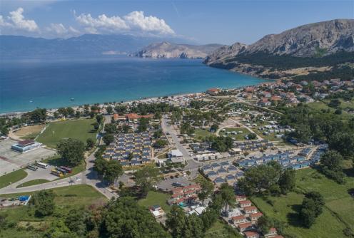 Chorvatsko: Zájezd s ubytováním v Baška Beach Camping Resort, destinace Ostrov Krk.
Leží na okraji mesta Baška, pozdĺž nádhernej, dlhej mestské pláže.

Ubytovanie
Karavany majú vždy poschodovú posteľ (2P).
Stravovanie
Vlastné

Pláže
1,8 km dlhá 