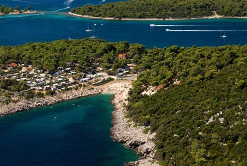 Chorvatsko: Zájezd s ubytováním v Camping Village & Resort Poljana na ostrovu Losinj.
Rezort sa nachádza v najjužnejšej časti ostrova, 3 km od mesta Malý Lošinj, ktoré je dostupné pešo príjemnou prechádzkou, či lodným taxi.

Ubytovanie
Mobilné domy sú umiestnené na terasách v mediteránskej zeleni s čiastočným výhľadom na Lošinjski záliv a mestečko Mali Lošinj.

Stravovanie
Vlastné (je tu reštaurácia a obchod s potravinami)
Pláže
Pozdĺž strediska, terasovito svahovitého k moru a ponoreného do tieňa borovicového lesa, sa rozprestiera menšia piesočno-kamienková pláž a prírodná kamenistá pláž s upravenými vstupmi do vody.

Šport a zábava
Rezort disponuje futbalovým a detským ihriskom, ihriskom na malý futbal, kurtom pre plážový volejbal, požičovňou bicyklov a paddleboard, supermarketom, barom, kaviarňou a reštauráciou.
Tipy na výlety
Ostrovy Susak, Ilovik, Unije, Srakane, Rab
Delegát CK
V stredisku je česky hovoriaci delegát.