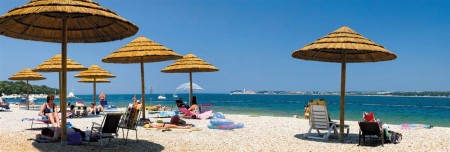 Istrie - dovolená v prémiovém rodinném resortu nejvyšší kvality s 3 km dlouhou pláží.
Lanterna Premium Camping Resort je jedným z najznámejších, najväčších a najlepšie vybavených rezortov v celom Chorvátsku s fantastickým umiestnením pri mori na zalesnenom polostrove Lanterna.

Ubytovanie
Mobilný dom Premium Exclusive Grand: Sú umiestnené v zóne Bernazza v severovýchodnej časti kempu v tzv.

cca 36 m2, pre 2–6 osoby
1 spálňa s manželským dvojlôžkom (164×204 cm), matrac 18 cm
1 spálňa s dvoma samostatnými lôžkami (84×205 cm), matrac 18 cm
Obytná miestnosť s rozkladacím dvojlôžkom
Deky a vankúše (posteľná bielizeň a uteráky za povinný príplatok)
2× sociálne zariadenie (sprcha, toaleta, umývadlo, fén)
2× klimatizácia, TV
Kompletne vybavená kuchynská linka
Chladnička 212 l, umývačka, rýchlovarná kanvica, kávovar, mikrovlnná rúra
Krytá terasa cca 25–27 m2
Záhradný nábytok (stôl, stoličky, 2× slnečné ležadlo), gril za príplatok
Parkovacie miesto pre jedno vozidlo (za príplatok)

 Mobilný dom Lux a Lux Grand: Mobilné domy sú umiestnené asi 30 m nad morom.

cca 24 m2, pre 2–6 osoby (cca 32 m² Lux Grand)
1 spálňa s manželským dvojlôžkom
1 spálňa s dvoma samostatnými lôžkami
Obytná miestnosť s rozkladacím dvojlôžkom
Deky a vankúše (posteľná bielizeň za príplatok)
Sprcha, toaleta, umývadlo (v rôznych modifikáciach), (Lux Grand - 2x)
Klimatizácia
Kompletne vybavená kuchynská linka
Chladnička 212 l, rýchlovarná kanvica, mikrovlnná rúra
Krytá terasa cca 9–14 m²
Záhradný nábytok (stôl, stoličky, prípadne slnečné ležadlo)
Parkovacie miesto pre jedno vozidlo (za príplatok)


Stravovanie
Vlastné (v kempe je reštaurácia, pizzeria, fast-food, supermarket, predajňa rýb, stánky s ovocím a zeleninou, pekáreň, ...)

Pláže
Val Adria Sandy Family Plaža s bazénom a barom (cca 500 m od mobilných domov č.

 Pláže sú ocenené Modrou vlajkou za čistotu mora.
Šport a zábava
 

Aquamar Lanterna - rodinný sladkovodný park vyhrievaný na 28 ° C o celkovej ploche 1.525 m 2 s toboganmi a ďalšími vodnými atrakciami cca 150 m od našich mobilných domov
Vodné detské ihrisko s bazénmi vyhrievanými na 30 ° C
Hlavný bazén s morskou vodou o ploche 727 m 2
Celkom 16 bazénov s vodnou plochou 2.600 m 2
Wellness Mediteran Spa s ponukou masáží na pláži
V-Sport Park - športová zóna (tenis, viacúčelové ihrisko, beachvolejbal, skate park, stolný tenis)
Terra Magica Adventure Minigolf - zážitkový minigolf
Stay Fit - celodenné programy pre zdravý životný štýl (aerobik, zumba, nordic walking, joga, pilates, aquaaerobik, aqua dance, cyklistika a pod.
Morské vodné atrakcie - motorové člny, vodné bicykle, kajaky, nafukovacie atrakcie a pod.
Music & Fun - zábavné hudobné a tanečné večery pre všetky vekové skupiny
Detské kluby - Maro Baby Club (0-3 roky), Maro Club (3-7, 7-12 rokov), Teens Lounge (12+), Maro Playzone
Reštaurácie a bary - Trattoria La Pentola, Oliva Grill, Tuna Bay Grill, Restoran Greno Duro, Pizzeria Kras, Mezzino Street, Cafe Belvedere, Movida Bar Beat Bench Club, Mezzino Snack Bar, Zoo Beach Bar
Lanterna Summer Nights - letné noci plné zábavy
Piazza - centrálne námestie s obchodmi, barmi, spoločenskými a relaxačnými plochami.

 

Delegát CK
V s